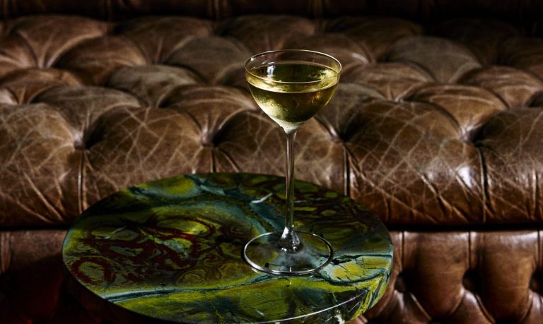 Lágrima: drinks e discos de vinil no listening bar da vez