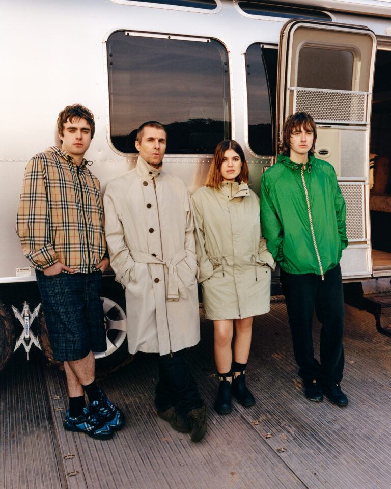 Com Liam Gallagher e filhos, Burberry celebra os festivais ingleses em nova campanha