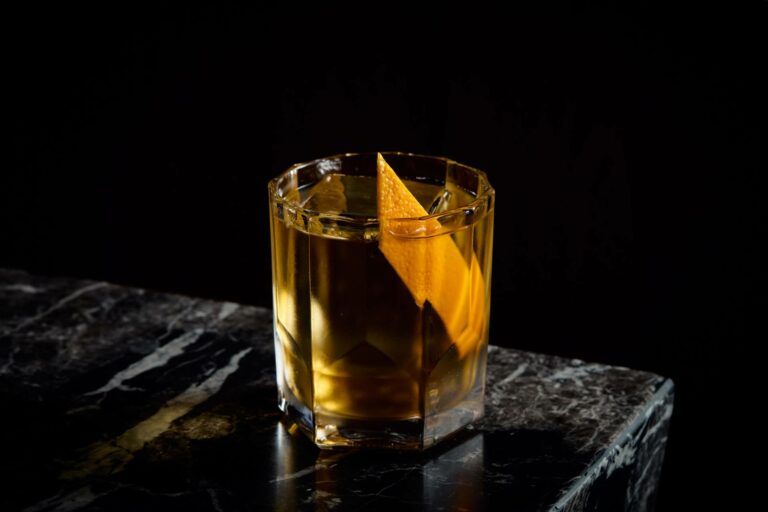 Curta o Dia do Bourbon com o Santino, drink autoral do chef André Mifano